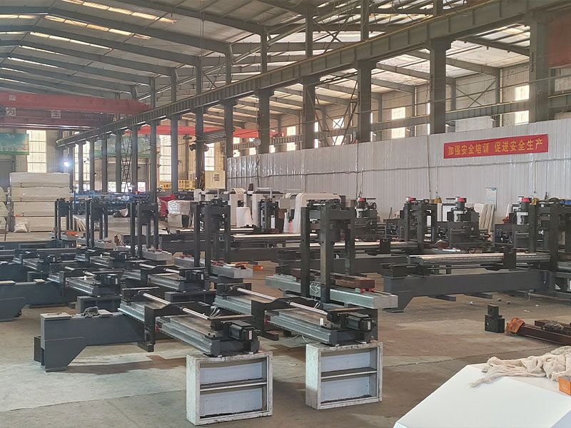 Upínací mechanismus pro měděné tyče