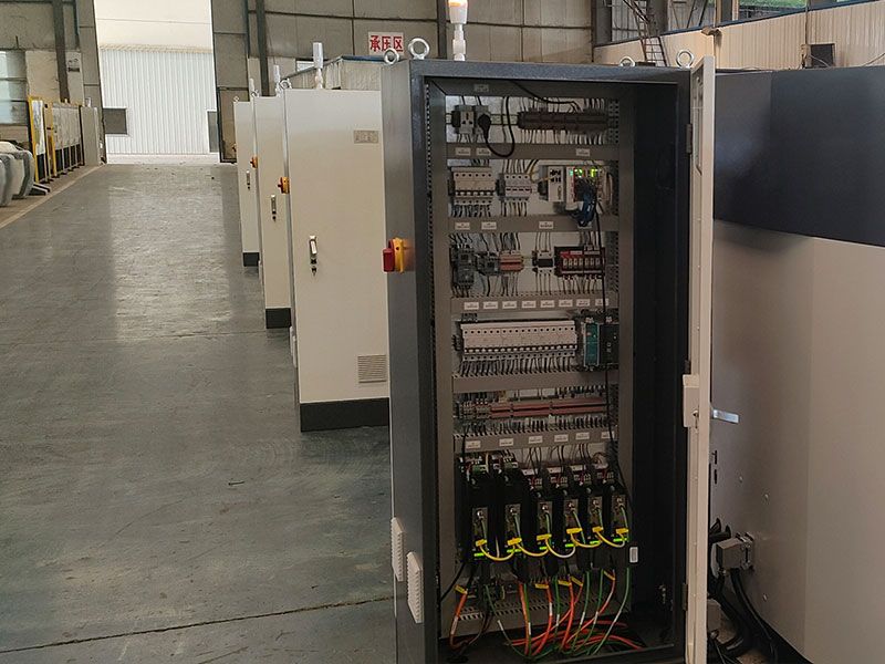 Sestava matric pro stříhání a děrování