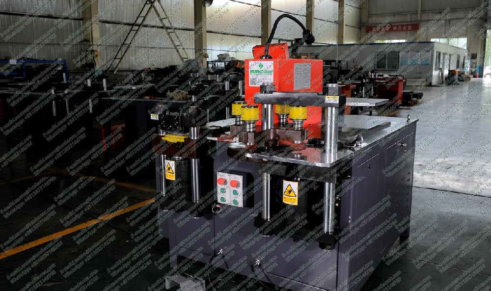 Špičkový CNC stroj na spracovanie a výrobu medených a hliníkových prípojníc – Profesionálna linka na zbernice